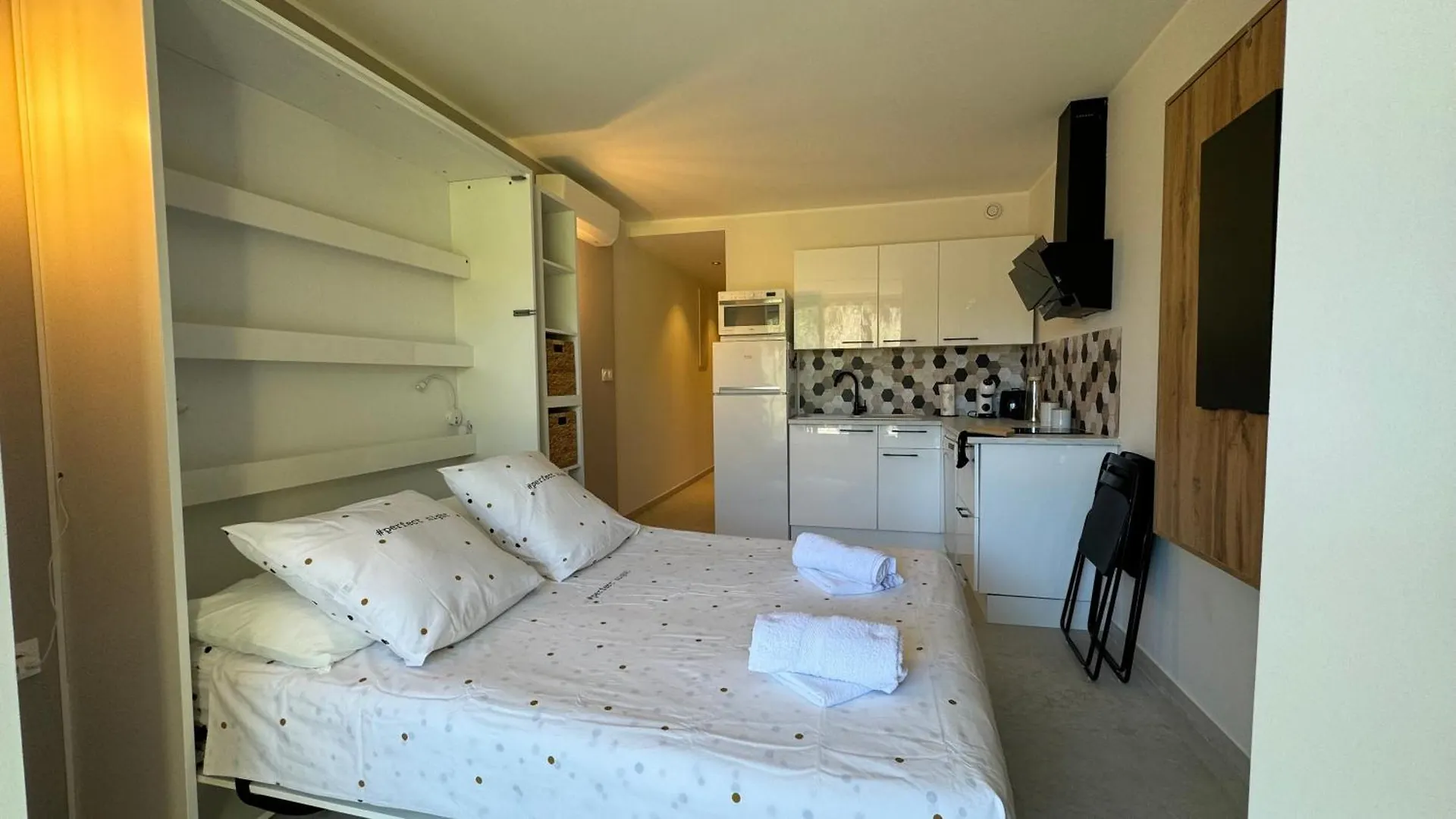 La Perle Des Estivales, Studio Avec Coin Nuit Enfants, Parking Et Piscine , A 20Min A Pied Port Et Plage Sanary-sur-Mer