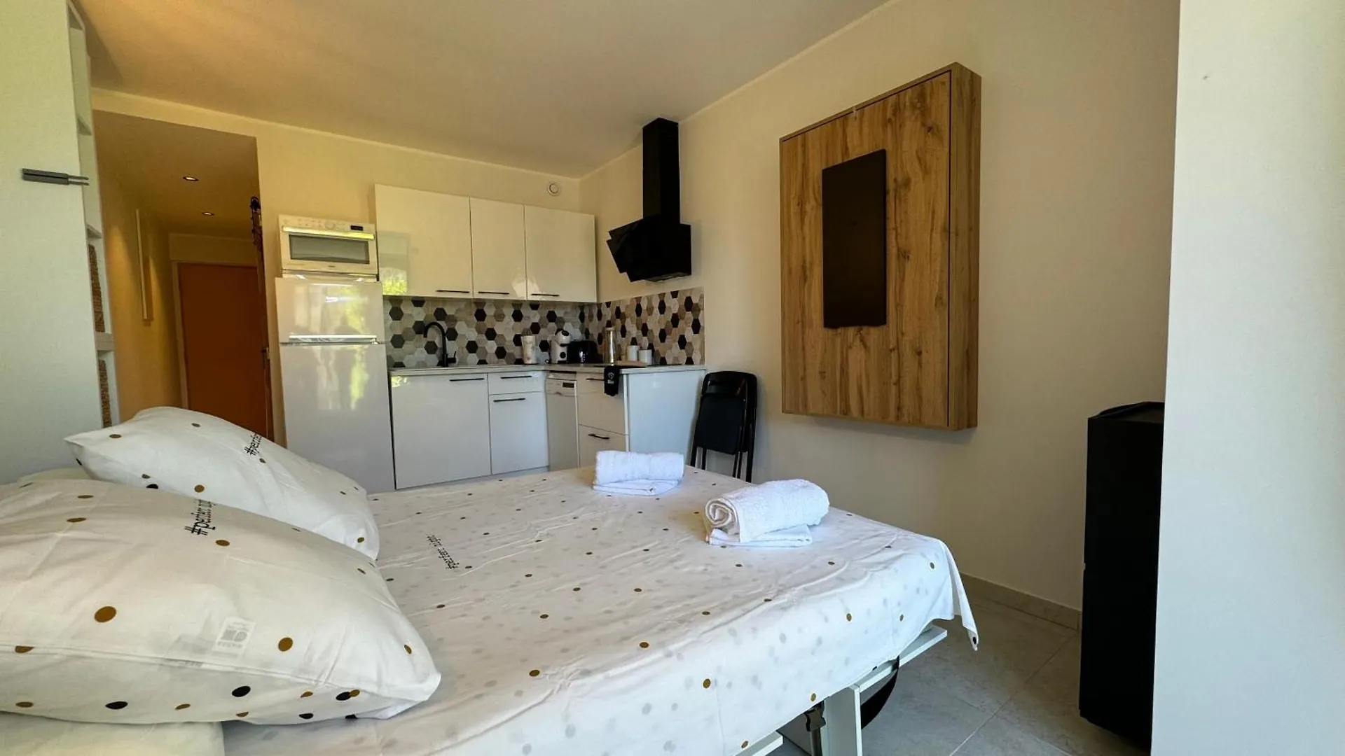 Apartment La Perle Des Estivales, Studio Avec Coin Nuit Enfants, Parking Et Piscine , A 20Min A Pied Port Et Plage Sanary-sur-Mer