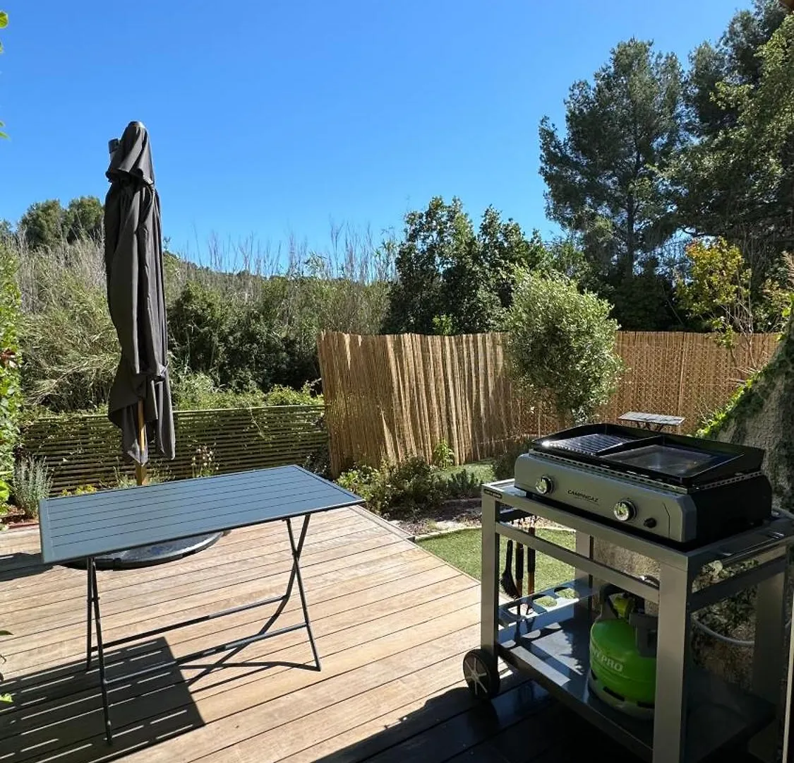 La Perle Des Estivales, Studio Avec Coin Nuit Enfants, Parking Et Piscine , A 20Min A Pied Port Et Plage location